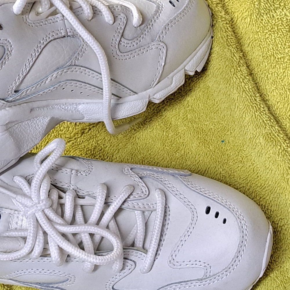 New Balance White Athletic Shoes Retro-Inspired Design